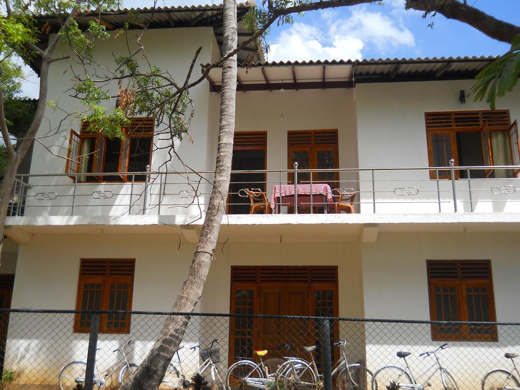 Sunset Tourist Home โปลอนนารูวา ภายนอก รูปภาพ