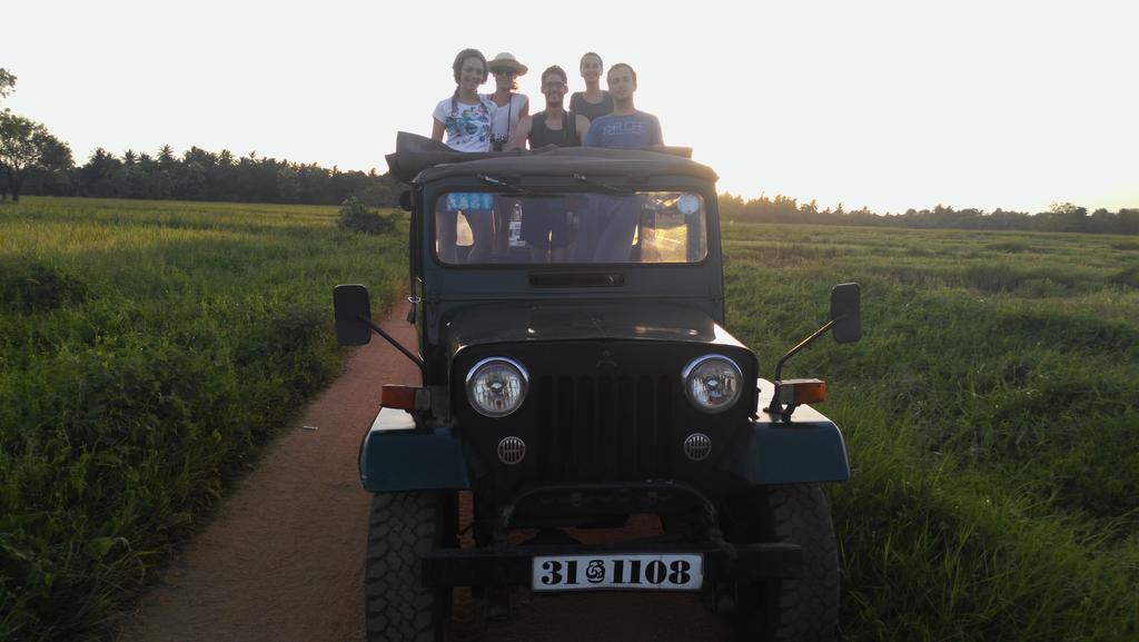 Sunset Tourist Home โปลอนนารูวา ภายนอก รูปภาพ